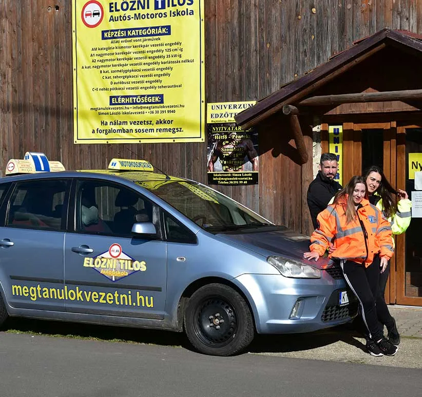 Az iskola tanulóautója a csapattal
